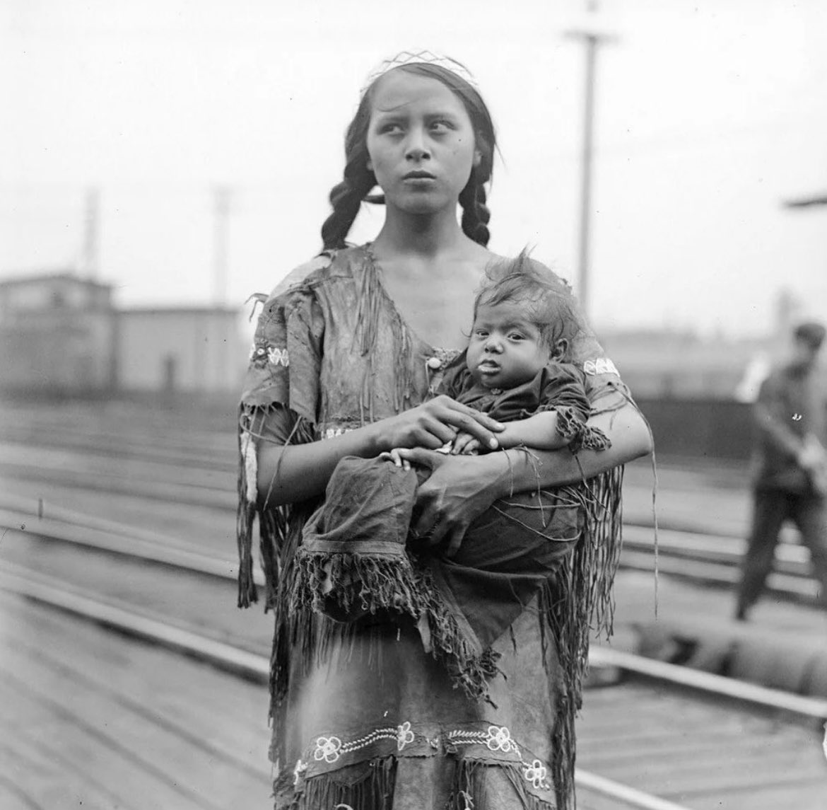 A young Native-American mother and child, train station c.1930.
#native #NativeAmericans #NativeTwitter #nativewomen #INDIGENOUS