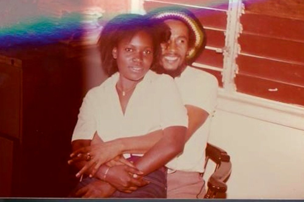 JustSadio's tweet photo. On a demandé à Bob Marley s'il y avait une femme parfaite. Il répond :

Qui se soucie de la perfection ?
Même la lune n'est pas parfaite, elle est pleine de cratères.
La mer est incroyablement belle, mais salée et sombre dans les profondeurs. https://t.co/xGzP8CpvBX