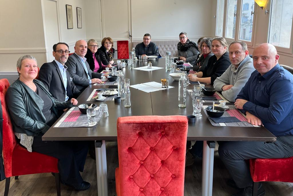 🤝 | Vendredi dernier, Gérard Gomez, Pdt de la CRMA-NA aux côtés de Laurent Melin, Pdt de la CMA-NA #Correze est venu rencontrer les élus du territoire.

L'occasion d'échanger sur les mesures liées à la crise énergétique.

Toutes les aides en vigueur 👉artisanat-nouvelle-aquitaine.fr/energie