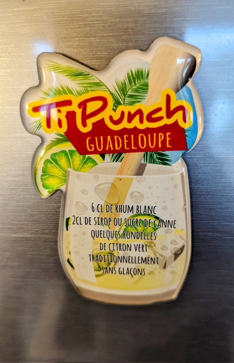 kesteum's tweet photo. La photo est d'une beauté époustouflante, presqu'autant que le cadeau IRL remporté sur le pouce, lors du dernier #FoodinTravel organisé par @restosangers 🙏
Celui-ci est dument apposé sur le réfrigérateur.
Un peu de #Guadeloupe à
#Bègles 🍹☺️😉 https://t.co/u9wymd4jUe