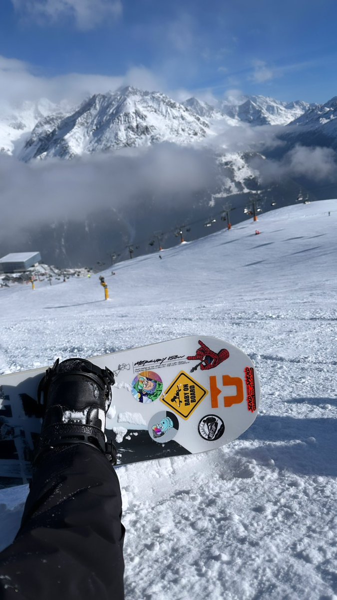 boizzecrypto's tweet photo. What a view! @ShreddingSassy  🔥🔥! A lot of love for this community! 💯🏂 
Always put your NFT on your board. Only the frost is mine but I love the 1/1 also! 😍 #staysassy https://t.co/uaR7m0b4e3