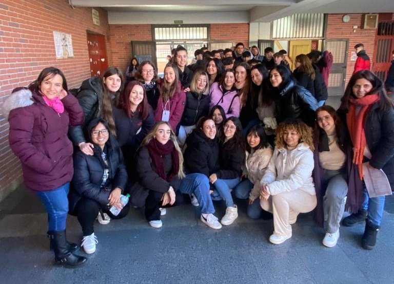 EEncantadaElena's tweet photo. Retomamos tradiciones. Chocolate con churros para celebrar un gran día, el día de San Juan Bosco. ¡Siempre alegres! https://t.co/3jKAz9dheC