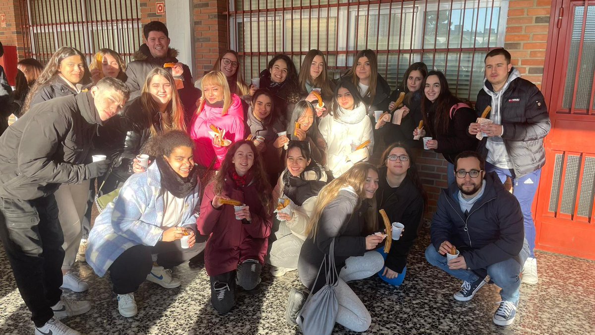 EEncantadaElena's tweet photo. Retomamos tradiciones. Chocolate con churros para celebrar un gran día, el día de San Juan Bosco. ¡Siempre alegres! https://t.co/3jKAz9dheC