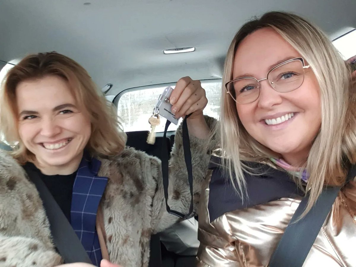 Í dag fóru fram formleg lyklaskipti þegar ég afhenti henni Júlíönu lyklana að kontór listkennsludeildar LHÍ. <a href="/julianaliborius/">Júlíana Kristín</a> leysir mig af á meðan ég er í fæðingarorlofi, en leyfið hefst á morgun. Deildin er í ákaflega góðum höndum! 😊