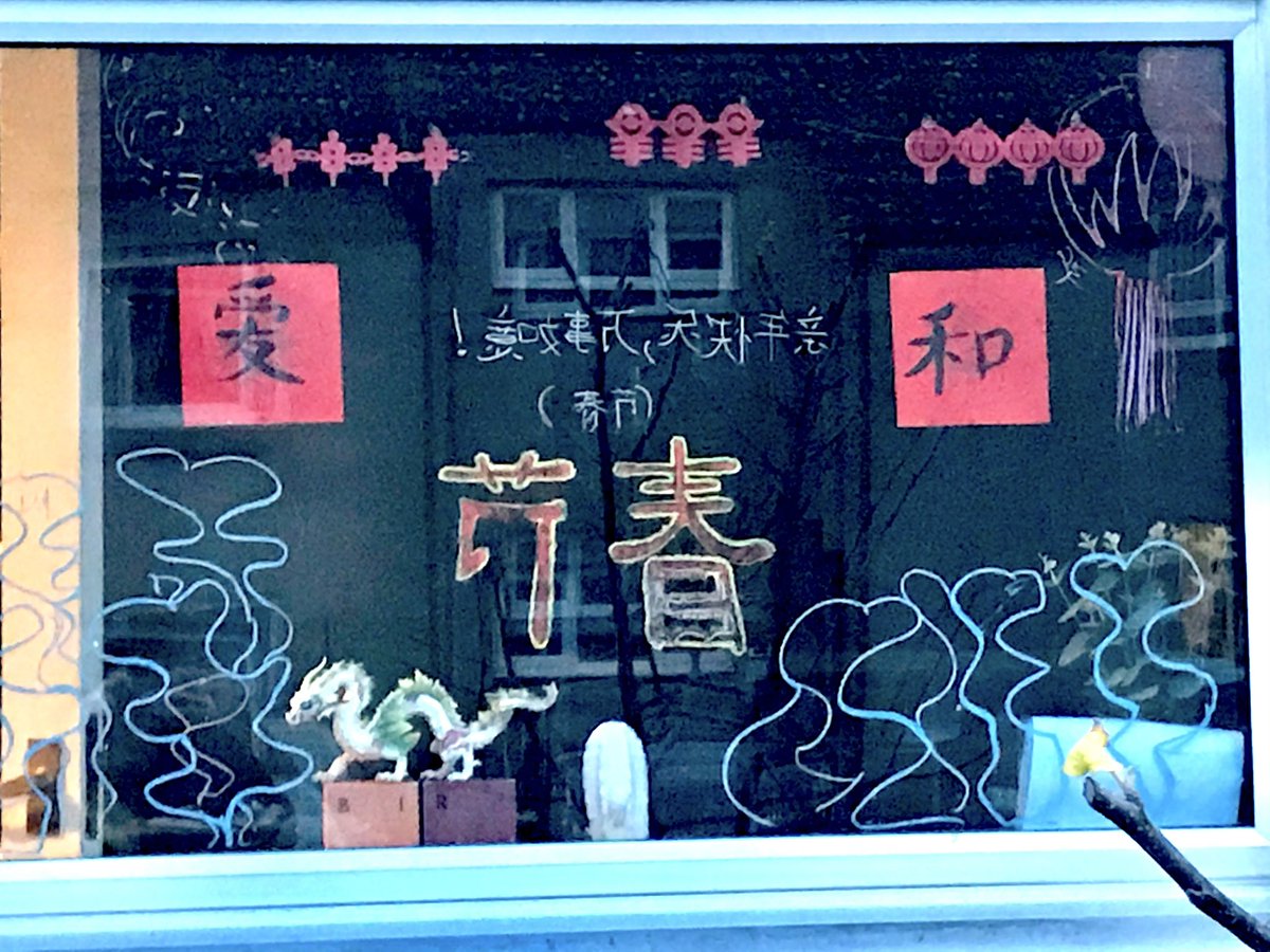 One of my S3 student decorated her window by using some paper cutting works; and shared this lovely picture with me. Well done! 🇨🇳🏴󠁧󠁢󠁳󠁣󠁴󠁿🥳@NorthBerwickHS @SwireCentreEdin @PLLEastLothian #ChineseNewYear2023 #HappyNewYear2023 #YearoftheRabbit