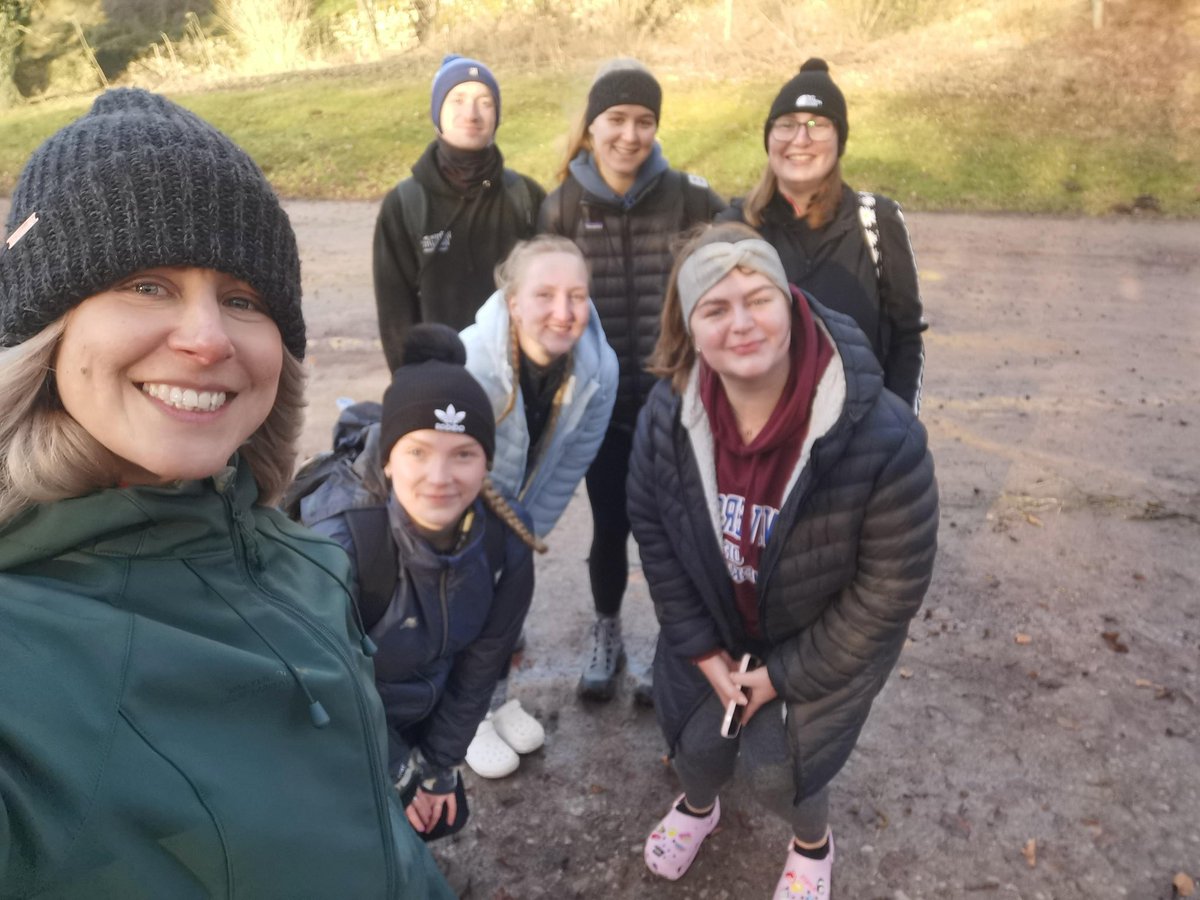 LawleyBeck's tweet photo. Amazing day out in the Peak District with some the MSc group as part of enhancement week, thank you @CLChandler86 for organising! 🤩 Thoroughly enjoyed every second of it, a well needed 7 mile hike ⛰️🥾🌬️ roll on the next 💪🫶🏼 #Hike #peakdistrict #mscstudents #enhancementweek https://t.co/urNy07gHim