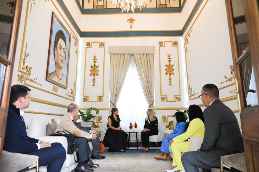 ViceVenezuela's tweet photo. #EnFotos || La Primera dama de la República de Colombia, @Veronicalcocerg fue recibida este martes en el Palacio de Miraflores, dónde sostuvo un encuentro con la Primera Combatiente @Conciliaflores1, a fin de continuar afianzando lazos de hermandad entre ambas naciones.

#31Ene https://t.co/AdJuYYDwH7