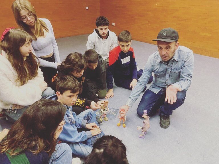 aula_teatre's tweet image. #CreativeWeek Comencem la tarda amb xerrada/pràctica a les nostres joves, a càrrec del Centre de Titelles de Lleida. Moltes gràcies a l'Oriol i a tot l'equip. #joves
@Titelleslleida @UriFerre 
@paerialleida @educaciolleida