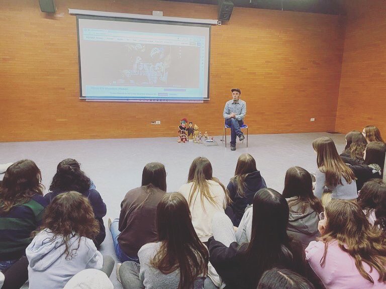 aula_teatre's tweet image. #CreativeWeek Comencem la tarda amb xerrada/pràctica a les nostres joves, a càrrec del Centre de Titelles de Lleida. Moltes gràcies a l'Oriol i a tot l'equip. #joves
@Titelleslleida @UriFerre 
@paerialleida @educaciolleida