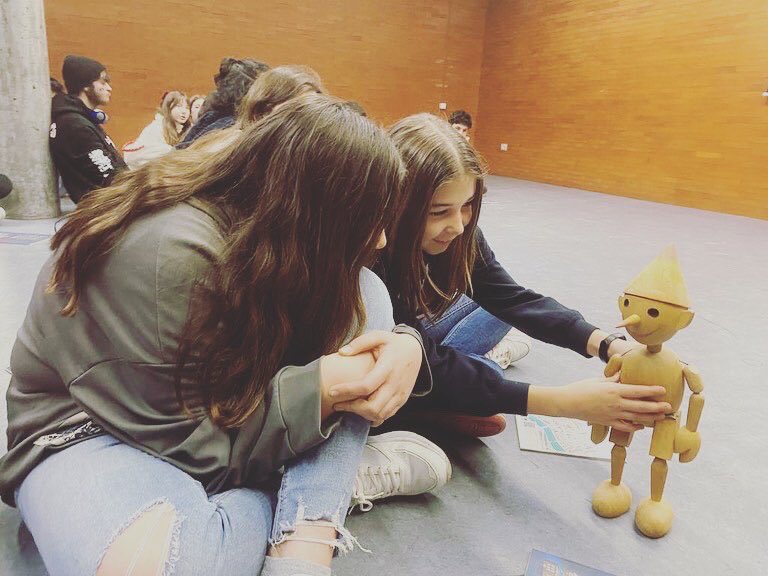 aula_teatre's tweet image. #CreativeWeek Comencem la tarda amb xerrada/pràctica a les nostres joves, a càrrec del Centre de Titelles de Lleida. Moltes gràcies a l'Oriol i a tot l'equip. #joves
@Titelleslleida @UriFerre 
@paerialleida @educaciolleida