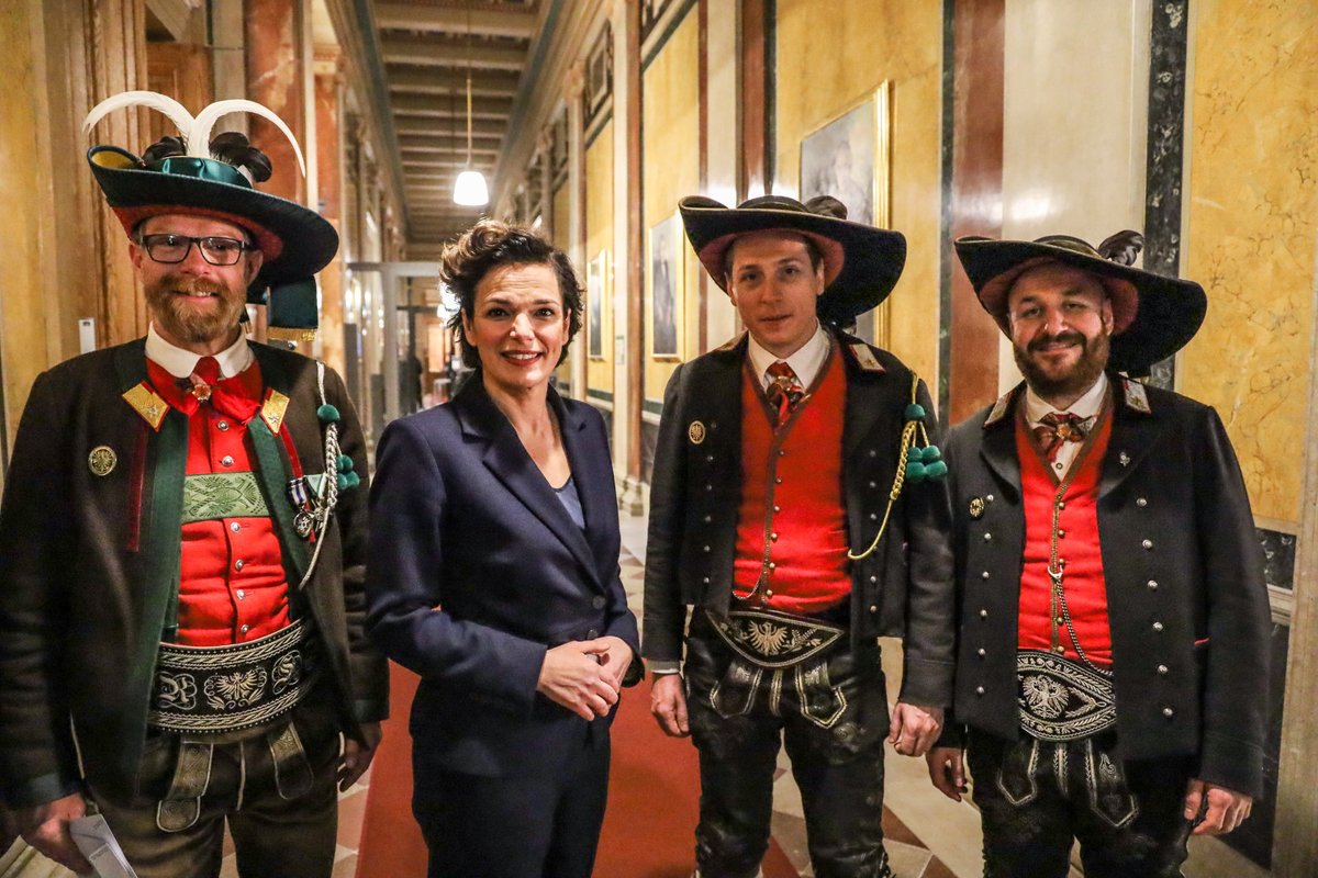 schuetzentirol's tweet photo. Schützen deponieren wichtige Anliegen im Österreichischen Parlament
▶️ https://t.co/LE9FKonSVy
#Österreich #Wien #Parlament #Nationalrat #Staatsbürgerschaft #Südtirol #Schützen #Tirol #inoes https://t.co/eMg5wpM6XV