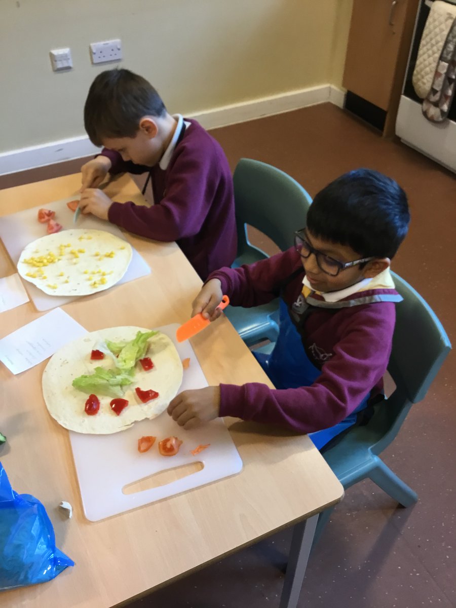 RimroseHope's tweet photo. 1/2J made their healthy wraps today🥗🥙 #healthylunchboxes #DesignandTechnology https://t.co/GAAb23e99q