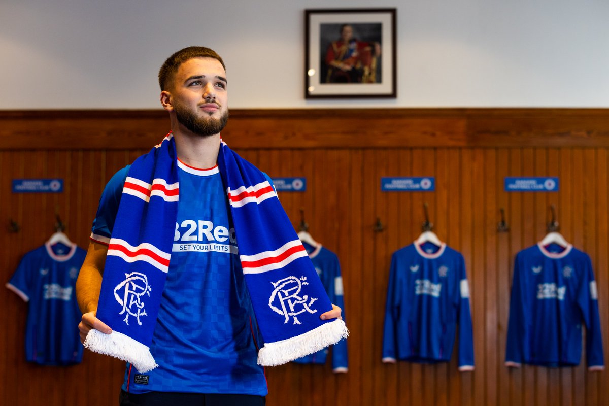 RangersFC's tweet image. It’s not official until you see that scarf 🔴⚪️🔵