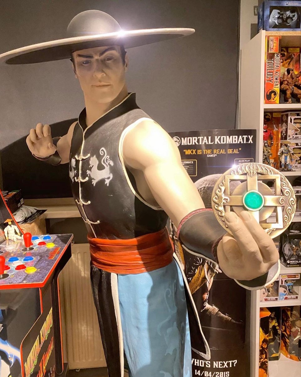 @fantim @noobde The one at my place is from Bryan @DrDoggystyle He’s doing some construction at home so he needed the space. The life size Kung Lao statues were made in Germany by a company called “Oxmox”.