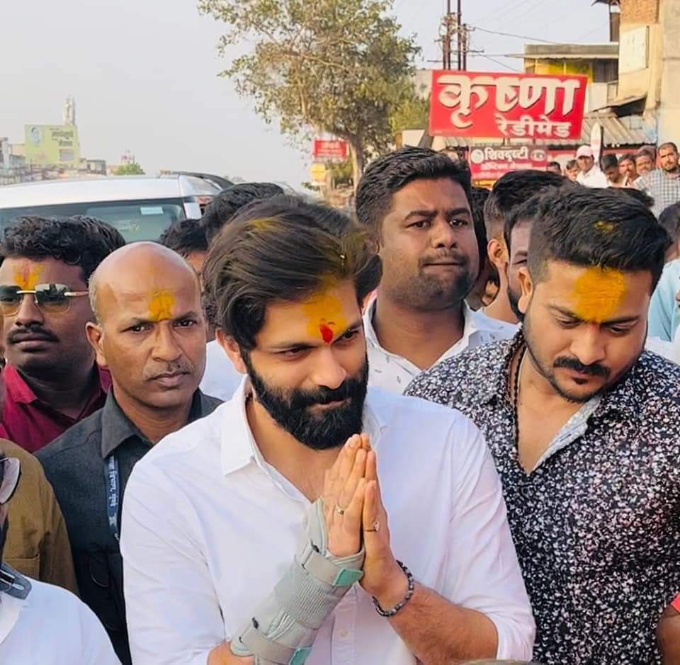 Late post...

महाराष्ट्र नवनिर्माण विद्यार्थी सेनेचे अध्यक्ष सन्माननीय अमित साहेब ठाकरे यांनी श्री. क्षेत्र पाली येथे खंडोबारायाचे दर्शन घेतले.
यावेळी मनविसे सरचिटणीस यश सरदेसाई, महेश ओवे आणि सातारा जिल्ह्यातील पदाधिकारी उपस्थित होते.