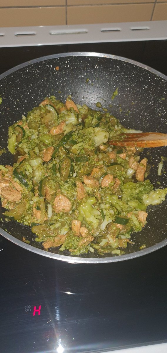 naath1991's tweet image. Dus ik maak op mijn vrije dagen. Koolhydraatarm avondeten. Smaakt best oke. 
Mezelf dwingen om te eten.. is a mental fight with my mind everytime..
#Koolhydraatarm #diëtist #mentalfight #dwingen