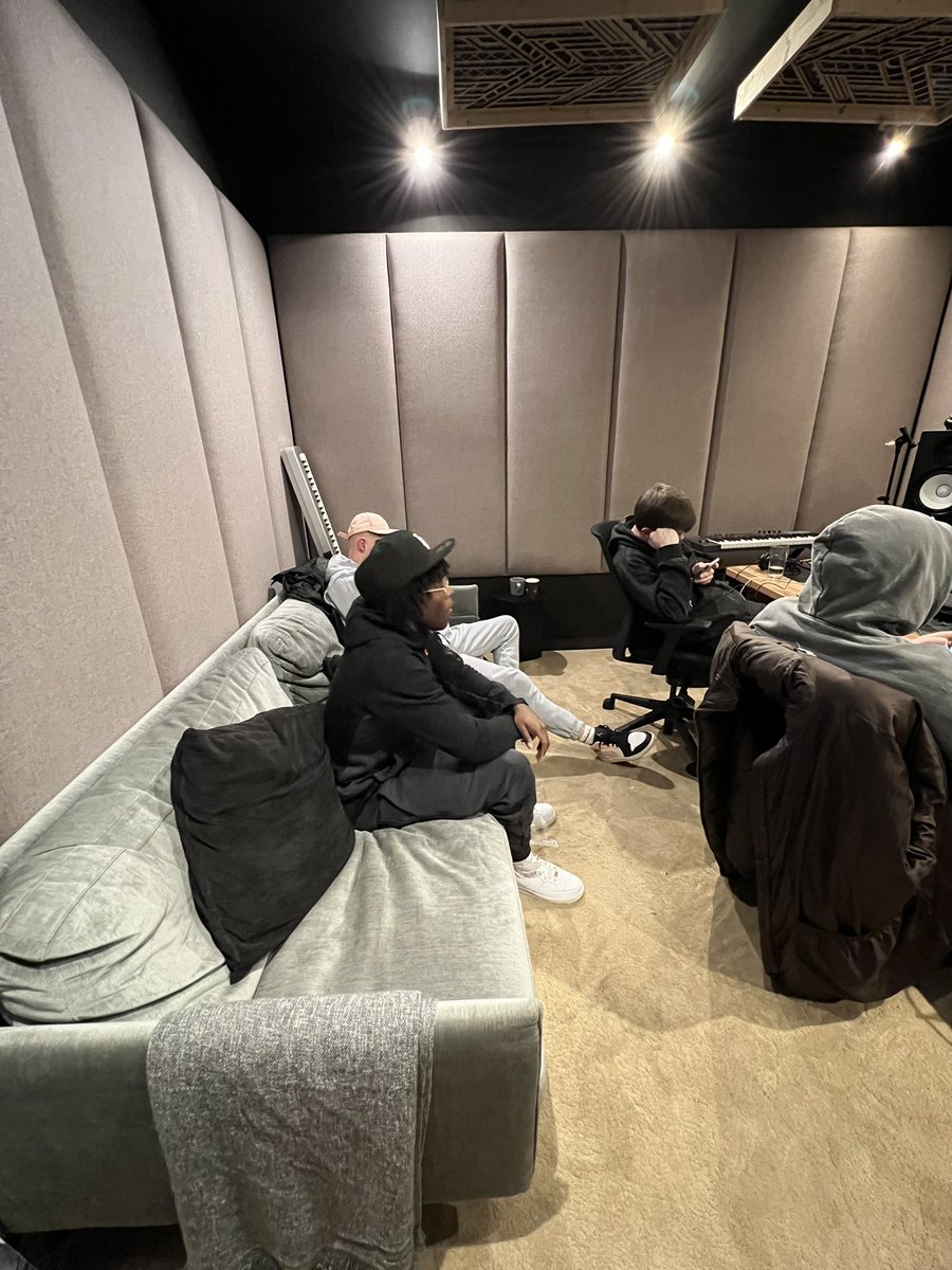 6zinomusic's tweet photo. Studio Trappin 🎙️ https://t.co/ZQPabyXRXq