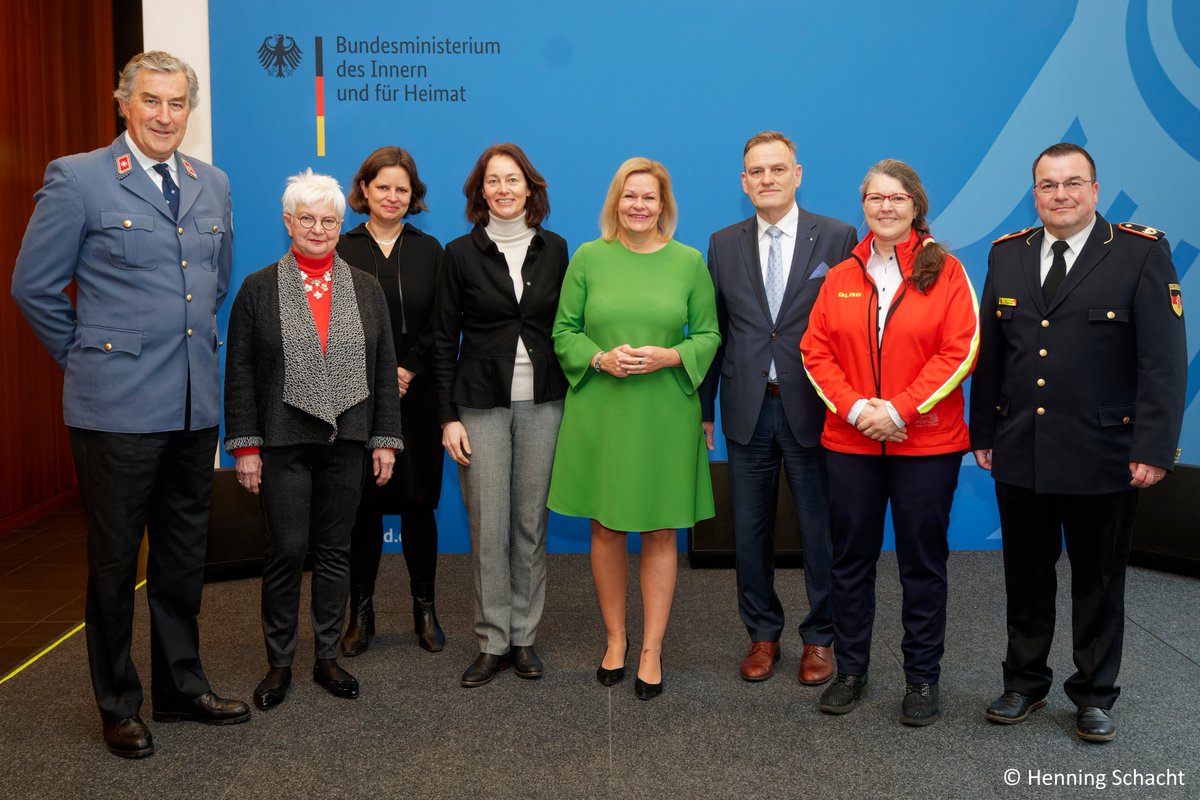 BMI_Bund's tweet photo. Treffen von Innenministerin @NancyFaeser mit Vertreter/-innen deutscher Hilfsorganisationen und Feuerwehren: Zentrales Themen waren Gewalt gegen Rettungskräfte und was dagegen getan werden kann. Besprochen wurde auch die weitere Zusammenarbeit beim Neustart #Bevölkerungsschutz. https://t.co/Vu15B2A8b8