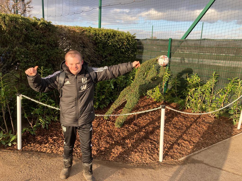 katy_shephard's tweet image. Look at the pride on 😁…

… Matthew (Assistant Groundsman) has finished his first solo project. Landscaping this bed @FulhamFC Training Ground. Digging it out, planting bushes, and installing a Goalkeeper topiary bush centre piece💪🏼🌱

#FulhamFamily