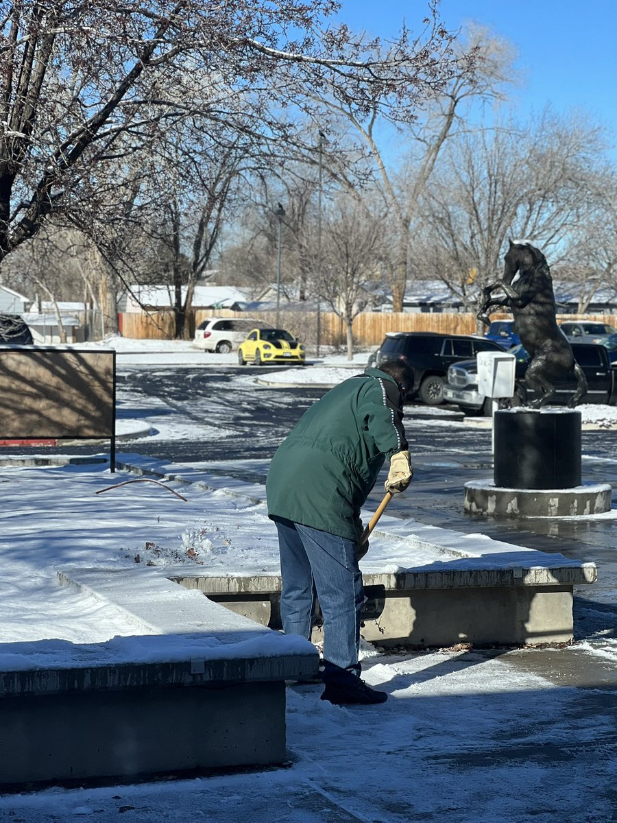At #GoMustangs! Our boss <a href="/JimButterfield6/">Jim Butterfield</a> was here early shoveling to make sure all staff and students arrive safety…. He is the best!!  #weared51 <a href="/district51/">Raja Kroto 💎</a>