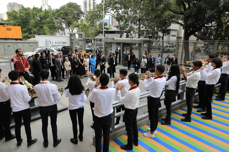 #NotiMippCI 📰🗞|  Primera dama de Colombia visita el Centro Nacional de Acción Social por la Música.  Lea más ⏩ bit.ly/3DsPdYG
#AperturaJudicial2023
#BastaDePersecuciónEconómica