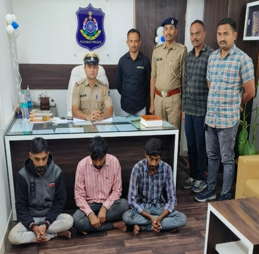 SP_Amreli's tweet photo. પીપાવાવમાં આવેલ પીપાવાવ પોર્ટ રીલાયન્સ નેવલ એન્ડ એન્જીન્યરીંગ લી. કંપીનીમાંથી કેબલ ચોરી કરનાર ત્રણ આરોપીઓને કી.રુ.-૧૮,૦૦૦/-ના કેબલ વાયર તથા કાર મળી કુલ કી.રૂ.૧,૦૮,૦૦૦/-ના મુદામાલ સાથે પકડી પાડતી પીપાવાવ મરીન પોલીસ ટીમ. @dgpgujarat @GujaratPolice @IGP_BHR_RANGE @sanghaviharsh https://t.co/sXsLqJQKeL