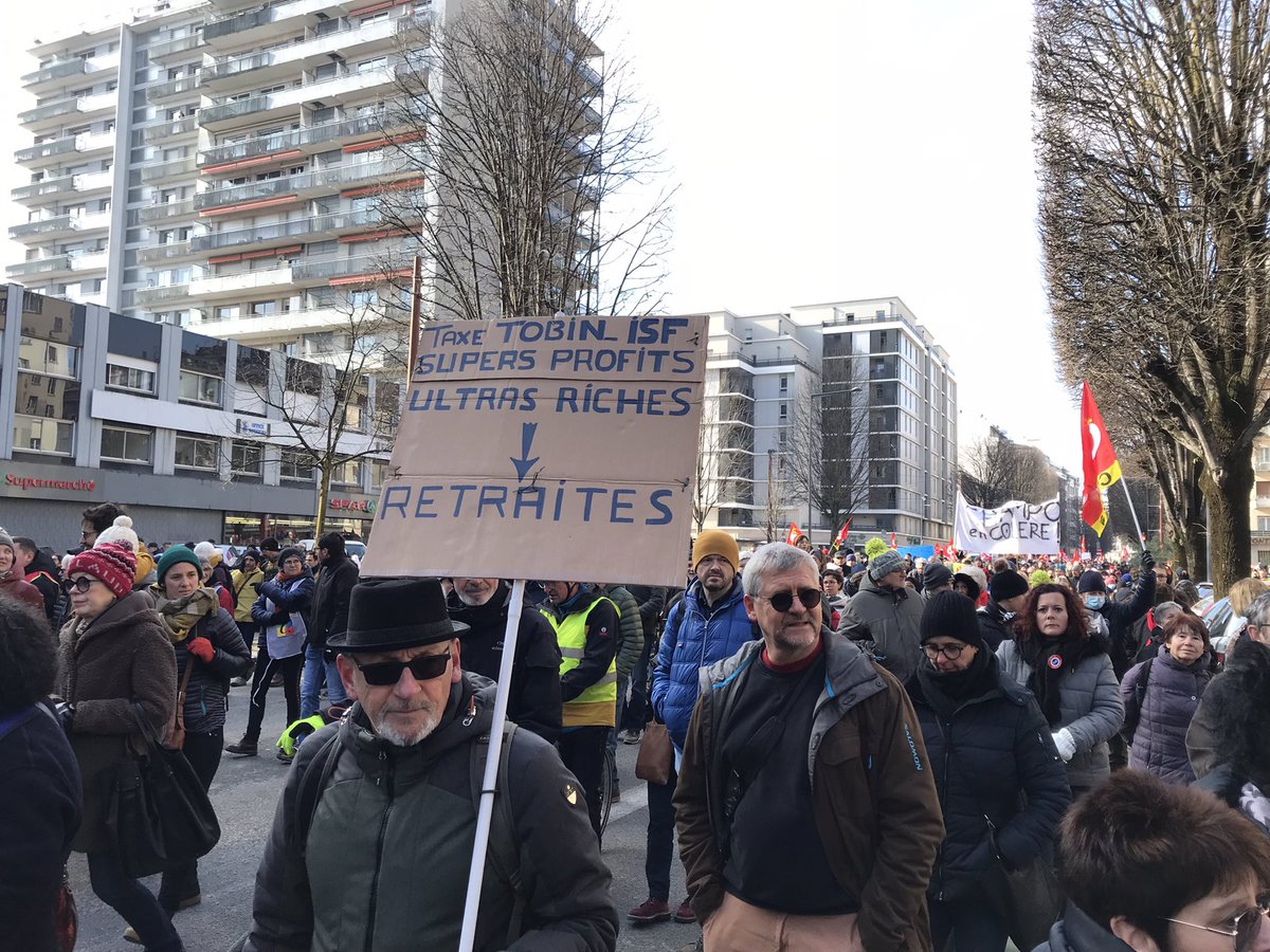DavidQueiros38's tweet photo. À nouveau, dans les rues de Grenoble comme partout en France, beaucoup de monde pour dire NON À LA RETRAITE À 64 ANS ! 
Le gouvernement doit entendre les 3/4 des Françaises et des Français qui refusent cette réforme. https://t.co/hl5j6s7KK0