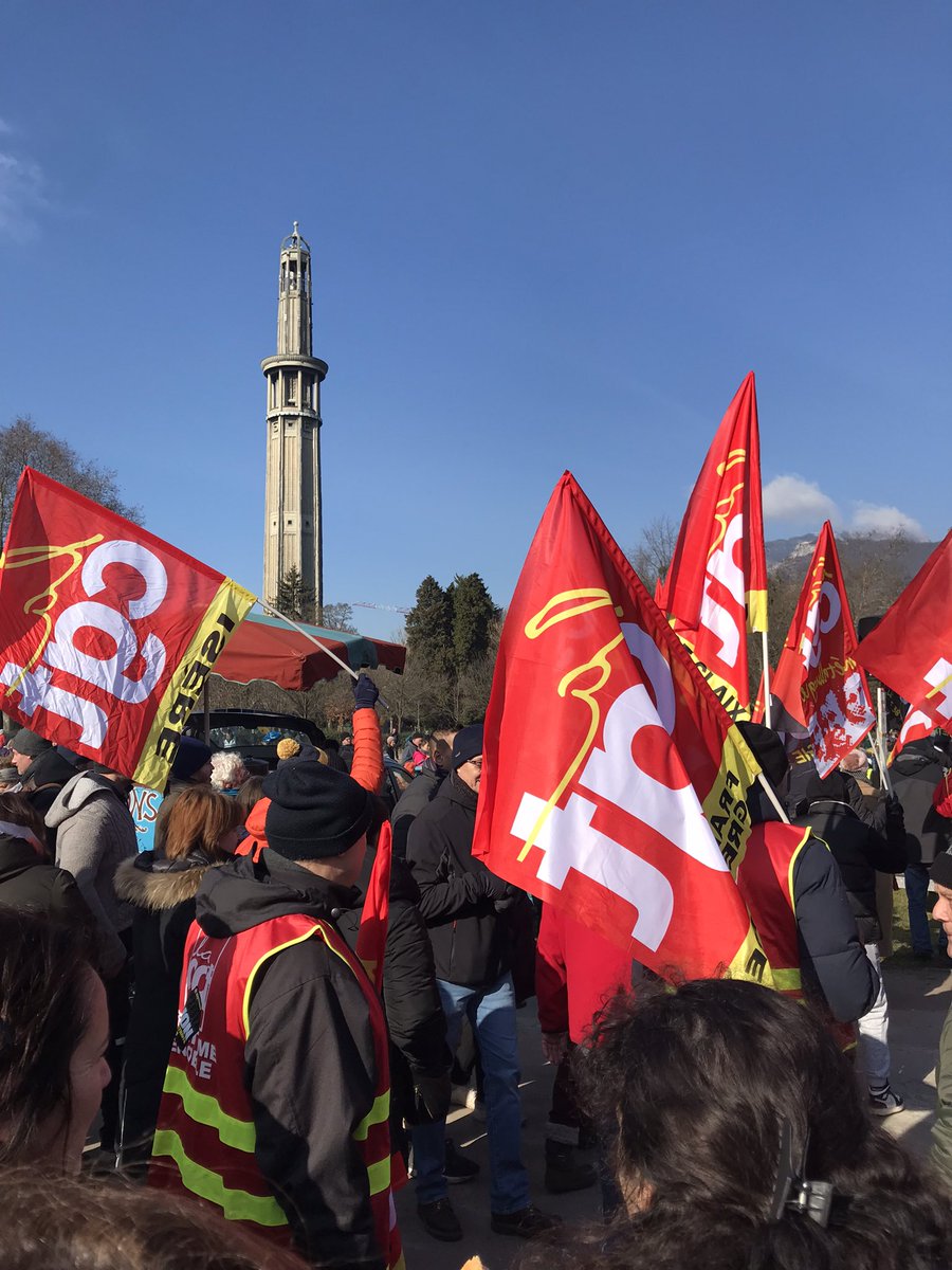 DavidQueiros38's tweet photo. À nouveau, dans les rues de Grenoble comme partout en France, beaucoup de monde pour dire NON À LA RETRAITE À 64 ANS ! 
Le gouvernement doit entendre les 3/4 des Françaises et des Français qui refusent cette réforme. https://t.co/hl5j6s7KK0
