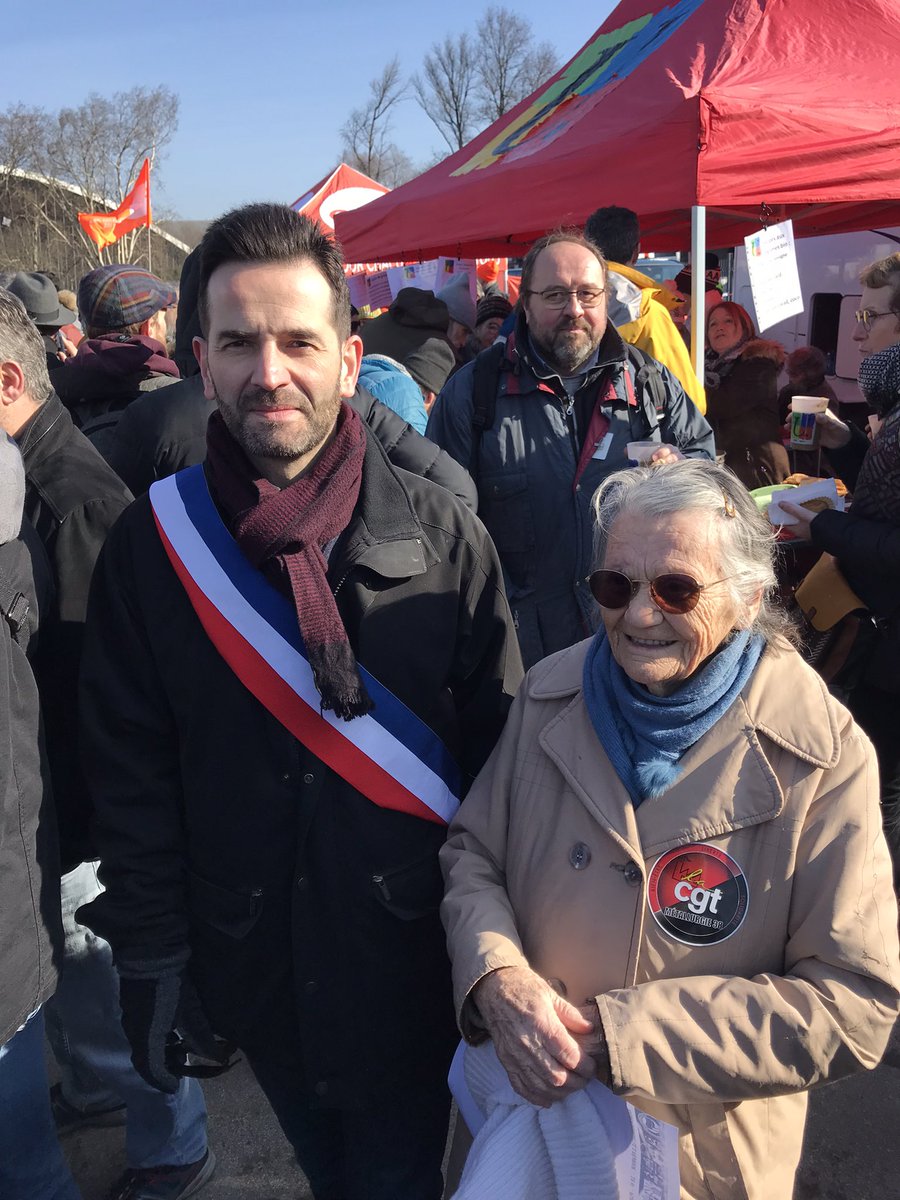 DavidQueiros38's tweet photo. À nouveau, dans les rues de Grenoble comme partout en France, beaucoup de monde pour dire NON À LA RETRAITE À 64 ANS ! 
Le gouvernement doit entendre les 3/4 des Françaises et des Français qui refusent cette réforme. https://t.co/hl5j6s7KK0