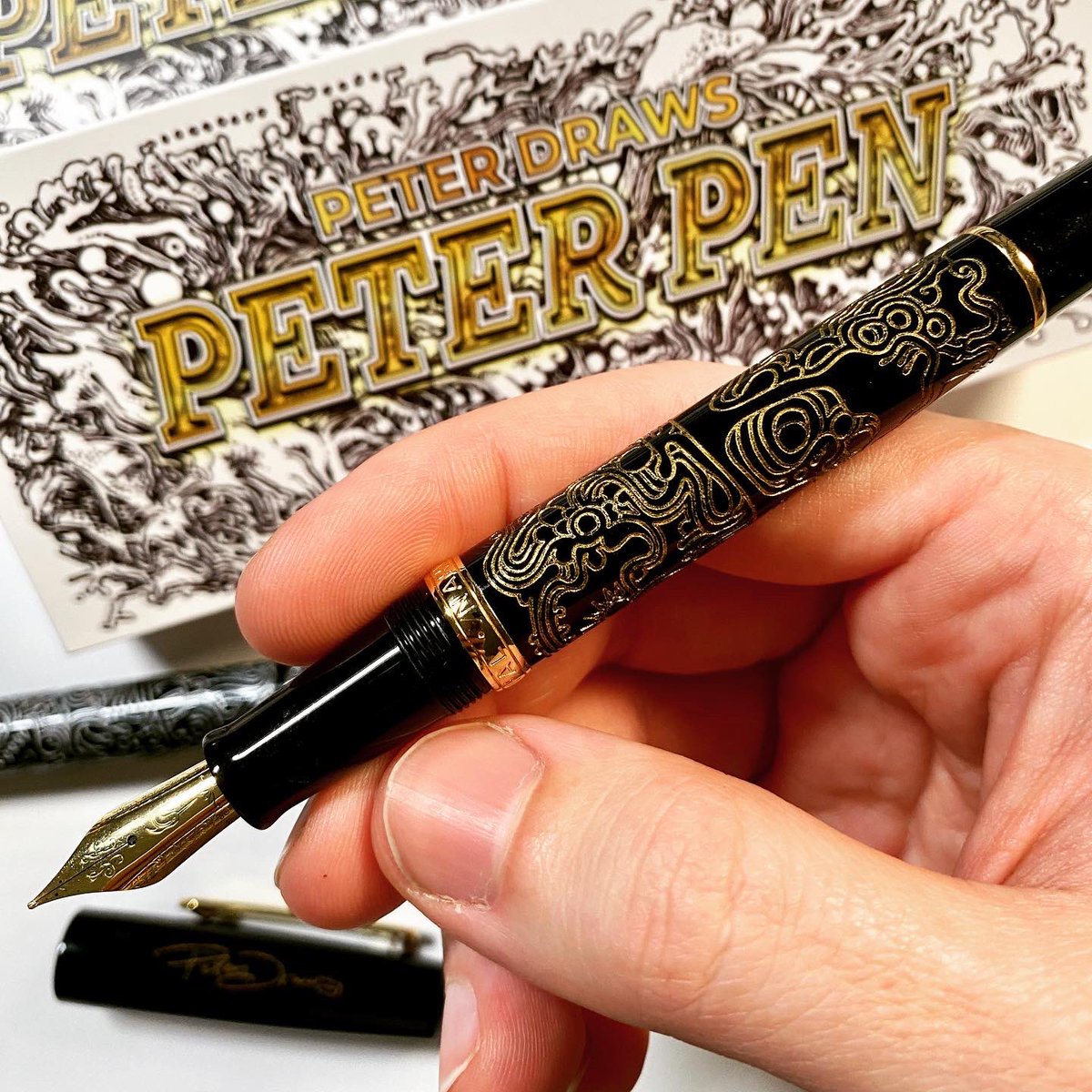 PeterDraws1's tweet image. My doodle is engraved seamlessly around the barrel of the new Peter Pen! Get yours here before they’re all gone: goldspot.com/products/nahva…

An engraved barrel and cap, in gold or silver fill, limited and numbered, a Peter Draws sticker and box art i designed!