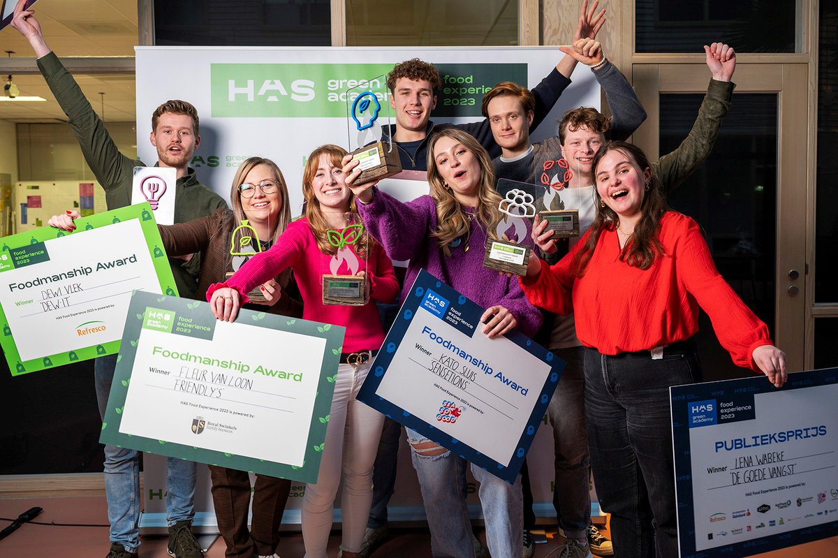 De winnaars van de FoodmanShip Awards 2023 van #HASgreenacademy zijn bekend! Fleur van Loon, Kato Sluis, Bart van Haaren, Lennart Hoops, Pim Heeman, Tom Engels, Dewi Vlek, Dennie Wolbers en Lena Wabeke van harte gefeliciteerd!🎉🍾🌷 #HASFE23 Meer weten? bit.ly/3wJH4LD
