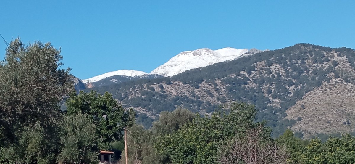 LlompartEnrique's tweet photo. Així es veu la neu que encara hi ha a la Serra des de #Moscari https://t.co/F7yI2O3a0e