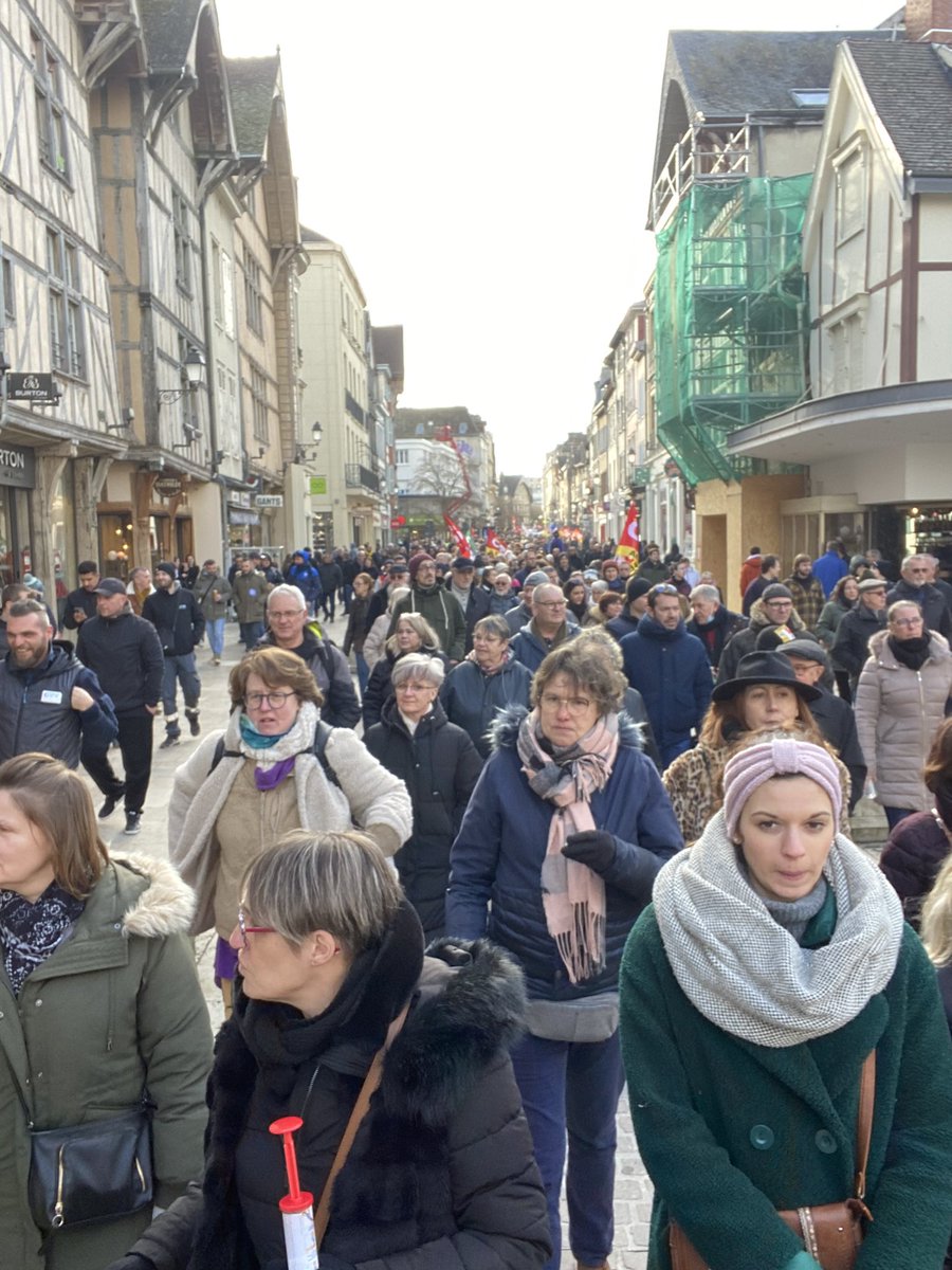 7000 personnes à Troyes aujourd’hui pour dire non à la réforme des retraites ! 1000 personnes de plus qu’à la dernière mobilisation ! #ReformesDesRetraites #onlacherien ✊✊✊