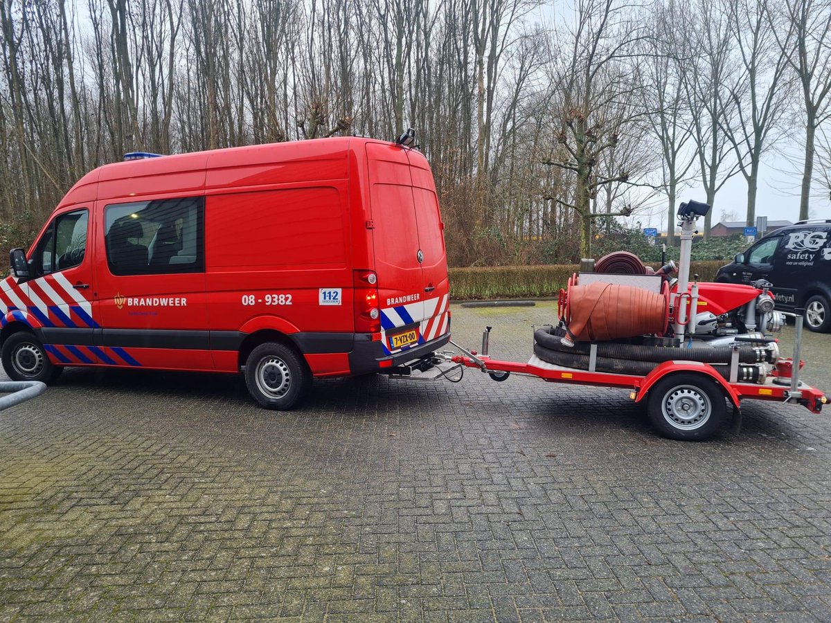 brandweerbrakel's tweet photo. Het is treurig, maar waar, de MSA (motorspuitaanhager) is vandaag opgehaald. Door de komst van meerdere grote waterwagens in onze regio is er voor gekozen om afscheid te nemen van de MSA's. De MSA werd veel ingezet op moeilijk bereikbare plekken en was handig bij wateroverlast. https://t.co/tY1FFsXjxP