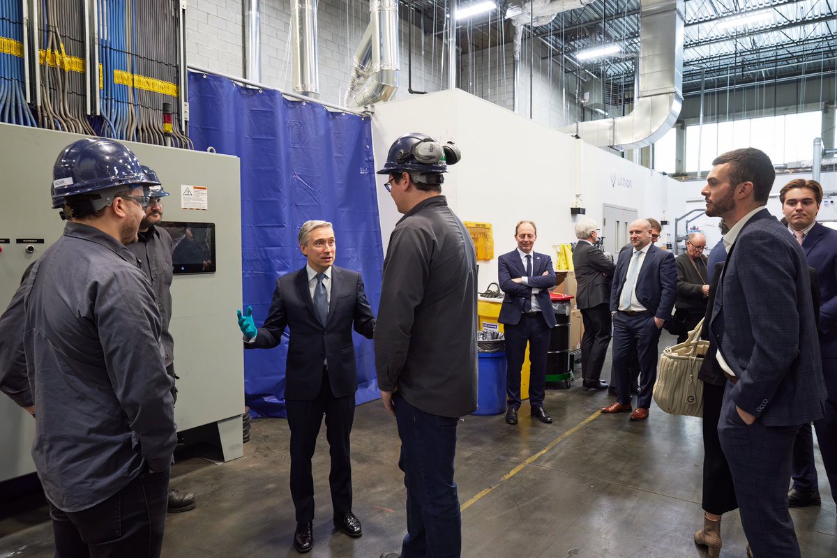 FP_Champagne's tweet image. Belle visite hier avec @ThierryBreton chez @Li_Recycling, un succès canadien qui sera un acteur clé de notre écosystème de #VE en pleine croissance.

Grâce à leur travail de recyclage de🔋♻️, ils font du 🇨🇦 un partenaire stratégique pour nos amis 🇪🇺 dans l&apos;économie verte.