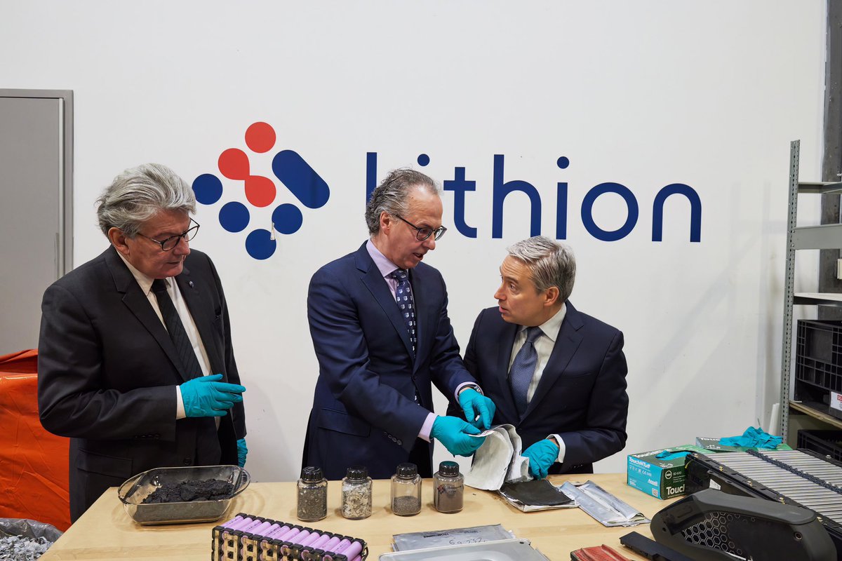 FP_Champagne's tweet image. Belle visite hier avec @ThierryBreton chez @Li_Recycling, un succès canadien qui sera un acteur clé de notre écosystème de #VE en pleine croissance.

Grâce à leur travail de recyclage de🔋♻️, ils font du 🇨🇦 un partenaire stratégique pour nos amis 🇪🇺 dans l&apos;économie verte.
