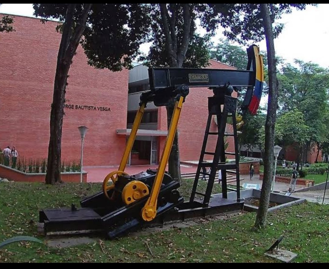 hugocalde85's tweet image. Me imagino que la charla más Importante la expuso en la Facultad de Ingeniería de #Petroleos. De esta gran universidad como lo es la @UIS @LaureanoTirado @figuerjoda @AlbertoBernalLe @juanitacatano