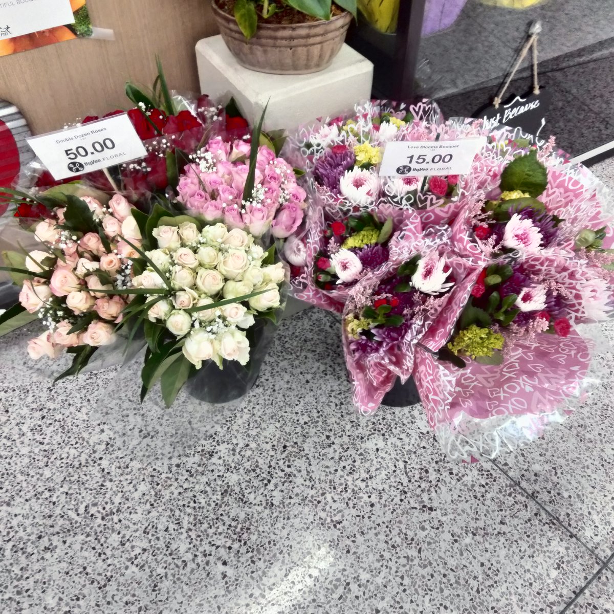 HardingHillsHyV's tweet photo. Come to your MLK/Harding Hills Hy-Vee floral Department for ALL your Valentine's Day gifts.

Balloons, Candy, Fresh flowers, Gift baskets, Blooming plants, and MORE!!!! https://t.co/GJab5UaqKw