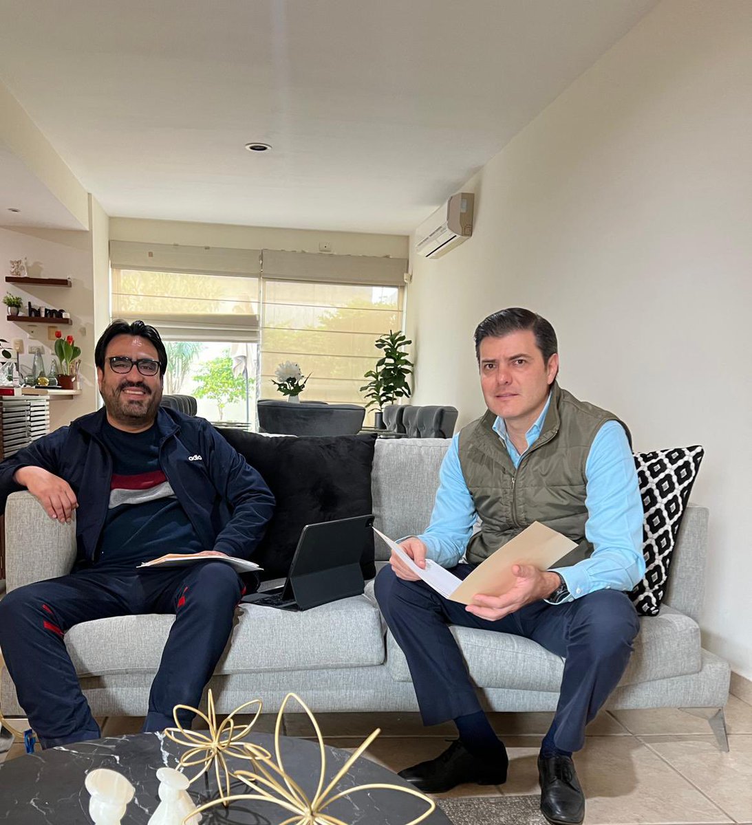 Esta mañana revisé con el secretario del ayuntamiento, <a href="/JoseErnestoPC/">Jose Ernesto Peñuelas Castellanos</a> , temas importantes del ayuntamiento. 

Me encuentro bien de salud y seguimos al pendiente trabajando por Culiacán.