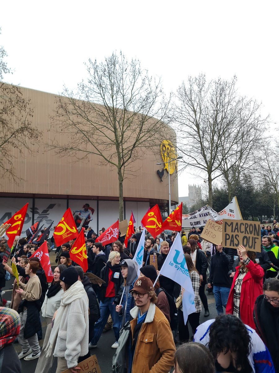 L_Deffontaines's tweet image. Plus de 22.000 manifestants à Amiens contre la réforme des retraites ! 
De plus en plus de jeunes dans les cortèges, on continue.