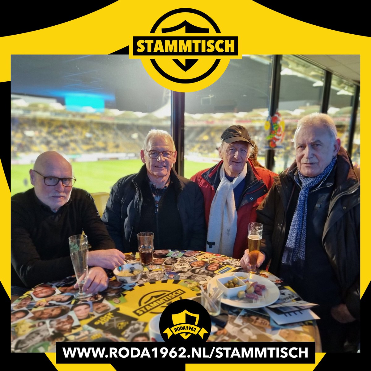 Roda_1962's tweet photo. โ๏ธ Ondanks de maandagavond waren er bij de thuiswedstrijd tegen PEC Zwolle bijzonder veel oud-spelers aanwezig. Onder hen op de bijgevoegde foto Hans Zuidersma, Ger Klein, Joep Haan en Jo van der Mierden.
#rodajc #roda1962 #stammtisch #clubhistorie #rodpec https://t.co/iwEh95vi8U