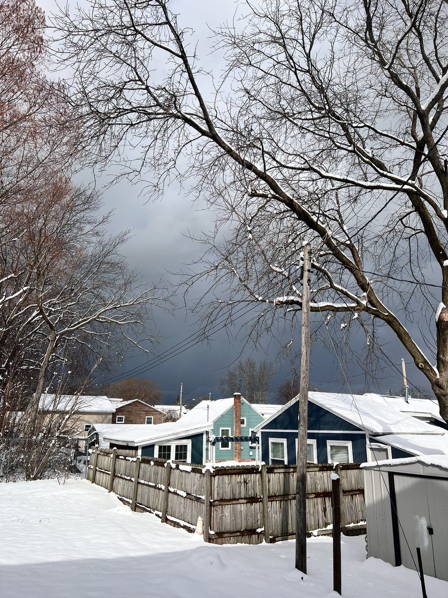 Bennyrn12's tweet photo. Looking south when you live on the lake vs looking north during lake effect season
#rocweather #lakeontario #rochester #snow #sun #winter https://t.co/Lyd9Zqocb1