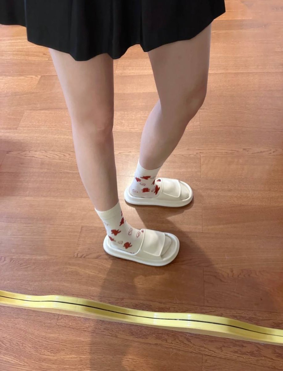 tozigudng1's tweet photo. 有哥哥说想看看腿 满足你啦 #嫩妹 #高中女 #女儿 #乖乖女 #高中 #白袜 #足控 #问答 #羞辱 https://t.co/bHaKQDzD8s
