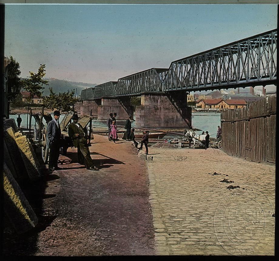 Původní jednokolejný železniční most z roku 1872 - pohled z vyšehradské strany směrem na Smíchov. Rok 1899. Sbírka NM