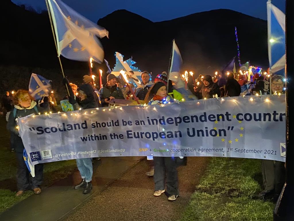 LesleyRiddoch's tweet photo. Torchlit procession heading off at Holyrood. Rally starts - when they get here! #LightsOn https://t.co/1Qaf43jqwr