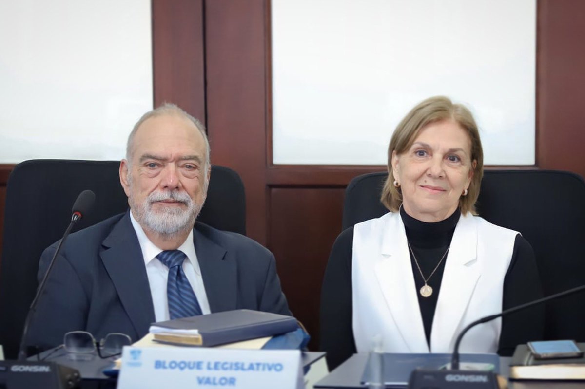 La diputada Lucrecia Marroquín de Palomo y el diputado Antonio Arenales Forno asumen como Jefe y Subjefe del Bloque Legislativo VALOR para el período legislativo 2023.

#UnaNuevaHistoria