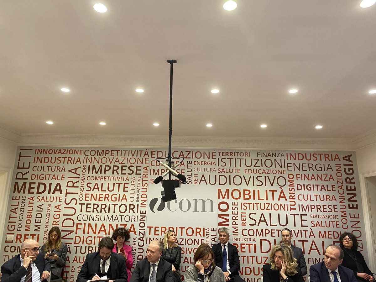 ICompetitivita's tweet photo. 📣 Oltre i silos nell’era post-Covid. La #PubblicaAmministrazione a servizio della #salute degli italiani.

Ne parliamo al tavolo rosso I-Com 📍 con Mario del Vecchio (@Unibocconi), @w_rizzetto (Commissione Lavoro pubblico e privato @Montecitorio) e numerosi altri ospiti 👇 https://t.co/Ue8bCyWEL8