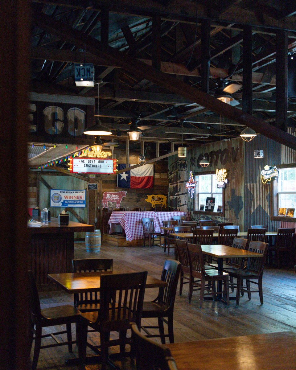 blacksbbqSM's tweet photo. All Original Black’s BBQ locations will be closed today due to weather — Black's BBQ, Black's BBQ Austin, Black's BBQ San Marcos, and Black's BBQ New Braunfels. ❄️ Stay safe and warm out there, and keep an eye on our social media pages for updates on tomorrow's hours! 🤠 https://t.co/dFFzYth9T5