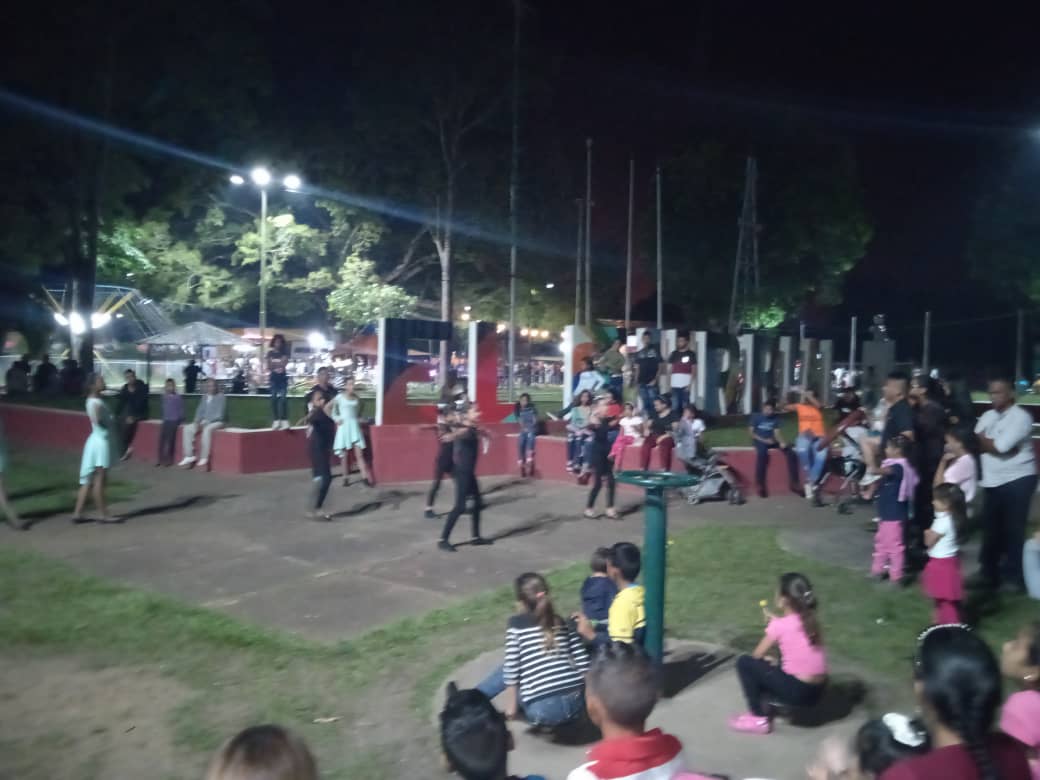 IcumEsCulturaMo's tweet photo. #Maturín  #ElFurrial #Cine #Cultura Icum  Imculmat Fundación Juventud en Progreso y Ecima celebraron  el 126 aniversario del Cine Nacional con un evento desde la plaza de la parroquia El Furrial donde asistieron más de 200 personas
@ernestolunapsuv
@anafuentespsuv
@danielyspsuv_ https://t.co/gMuPhvNz61