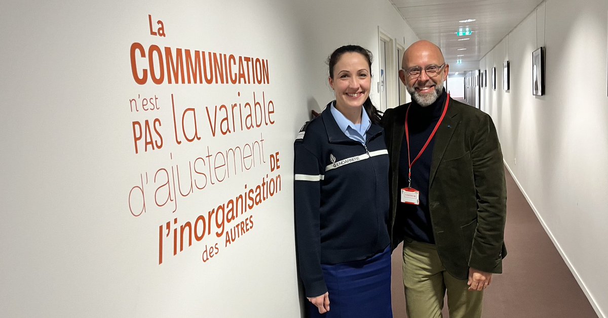« La #communication n’est pas la variable d’ajustement de l’inorganisation des autres ».

Très fier et honoré de me voir cité sur les murs du #Sirpa <a href="/Gendarmerie/">Gendarmerie nationale</a>, et de poser avec Marie-Laure Pezant <a href="/PorteparoleGN/">Porte-parole de la Gendarmerie Nationale</a>.

#LaComEstUnMétier #ComPublique